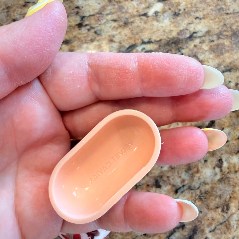Velvet Caviar AirPods Gen 1/2 Case with Heart Clip “Nude Vintage Florals” - Picture 8 of 9